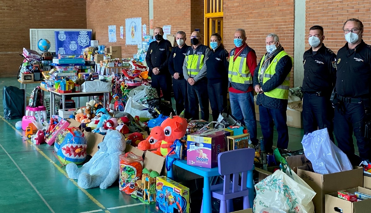 La Policía de Málaga recoge tres toneladas de alimentos y juguetes en una campaña solidaria