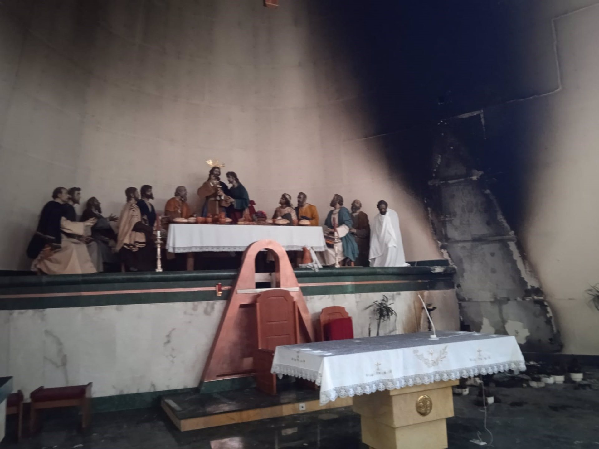 Afectadas una de las tallas del paso de la Santa Cena en un incendio en la iglesia San Juan Pablo II