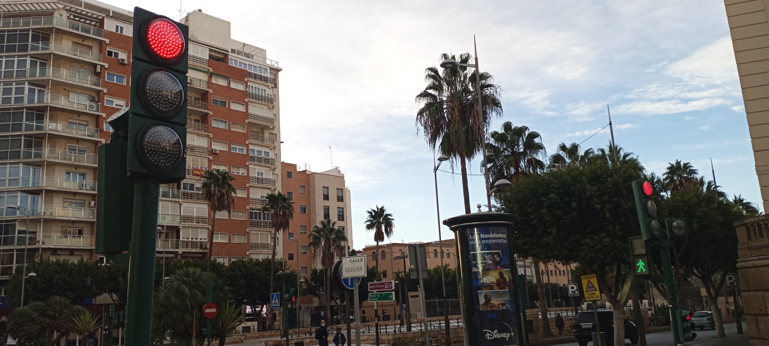 Almería incorpora semáforos adaptados para personas invidentes que se activan con el bluetooth del móvil