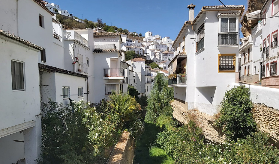 Evacuan al hospital una mujer tras caer a un arroyo en Setenil de las Bodegas