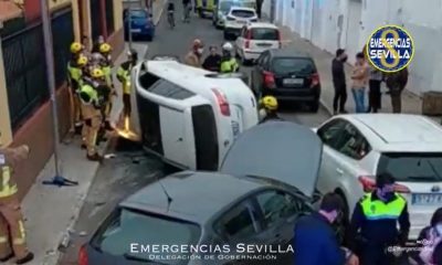 Investigan un accidente en Sevilla donde un turismo ha volcado al chocar con otro