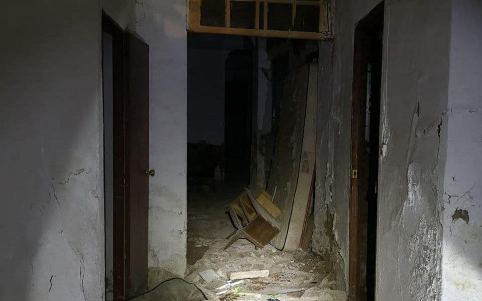 Cinco horas caída en su casa de Lora del Río tras desplomarse el suelo de la cocina