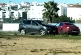 Dos conductores terminan a puñetazos y a golpes entre sus coches