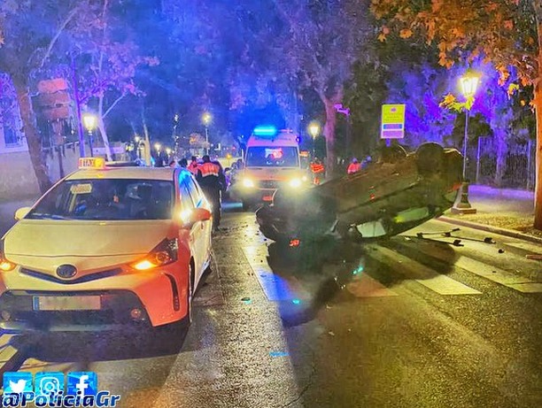 El choque entre un taxi y un turismo en Granada deja tres heridos