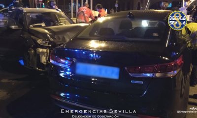 Dos heridos leves tras un accidente entre un turismo y un VTC en Sevilla