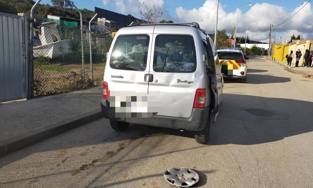 Detenido por conducir sin carné, drogado y colisionar contra un coche y un quiosco en Algeciras