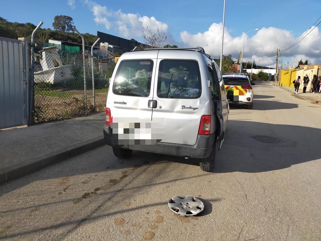 Detenido por conducir sin carné, drogado y colisionar contra un coche y un quiosco en Algeciras