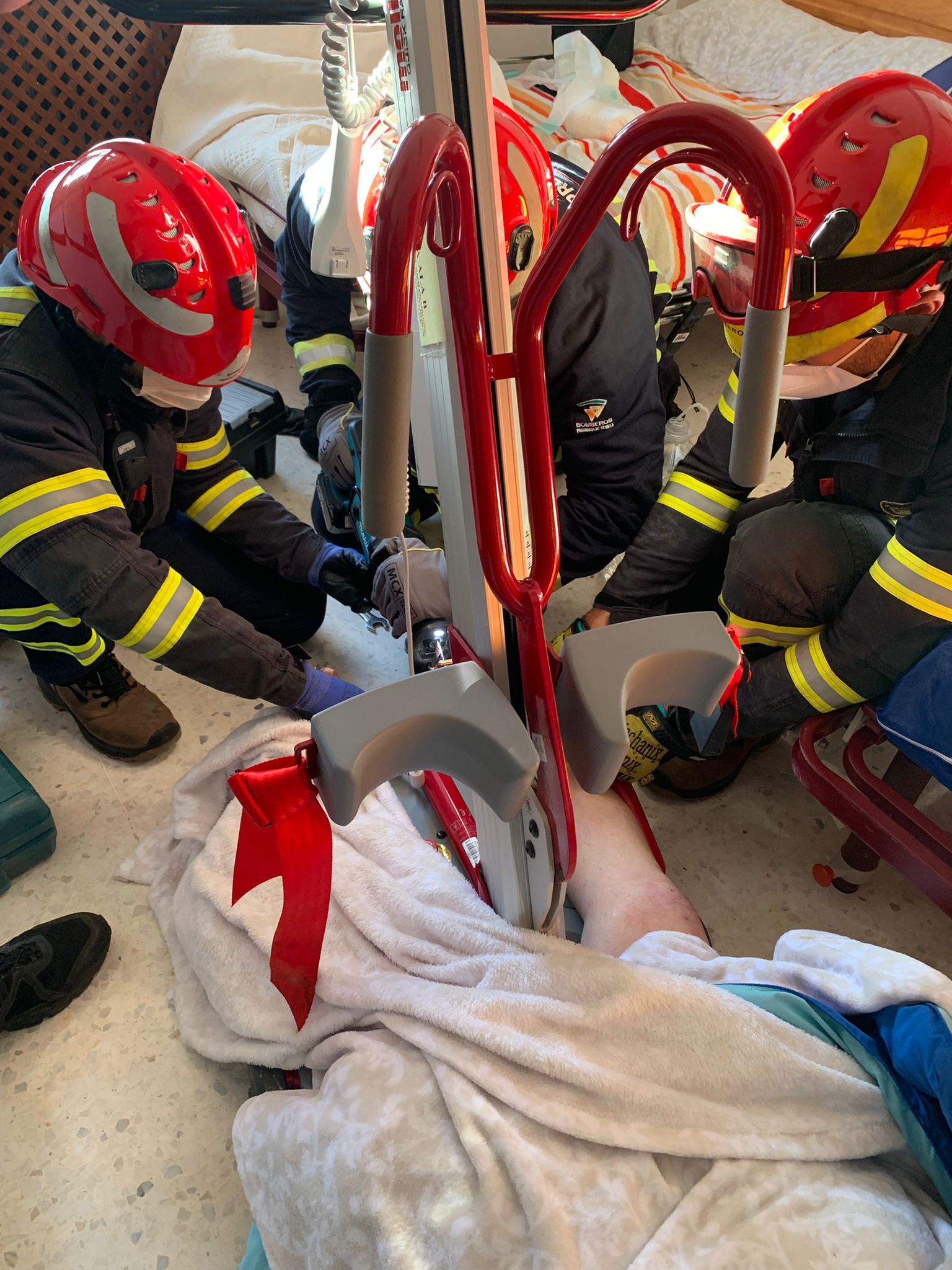 Un anciano liberado en Arahal tras quedar atrapado en una grúa de movilidad