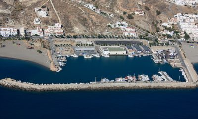 Arden cuatro barcos en el puerto de Carboneras (Almería)