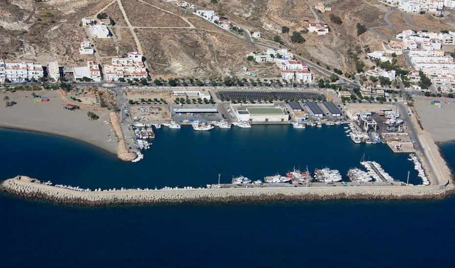 Arden cuatro barcos en el puerto de Carboneras (Almería)