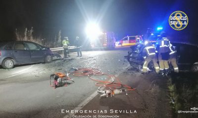 Tres heridos en un choque frontal de dos turismos en la vía que une San Jerónimo con La Algaba