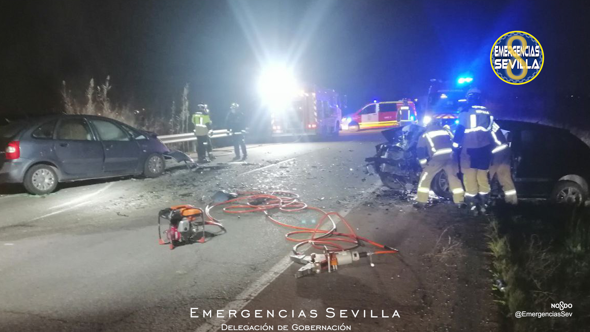 Tres heridos en un choque frontal de dos turismos en la vía que une San Jerónimo con La Algaba