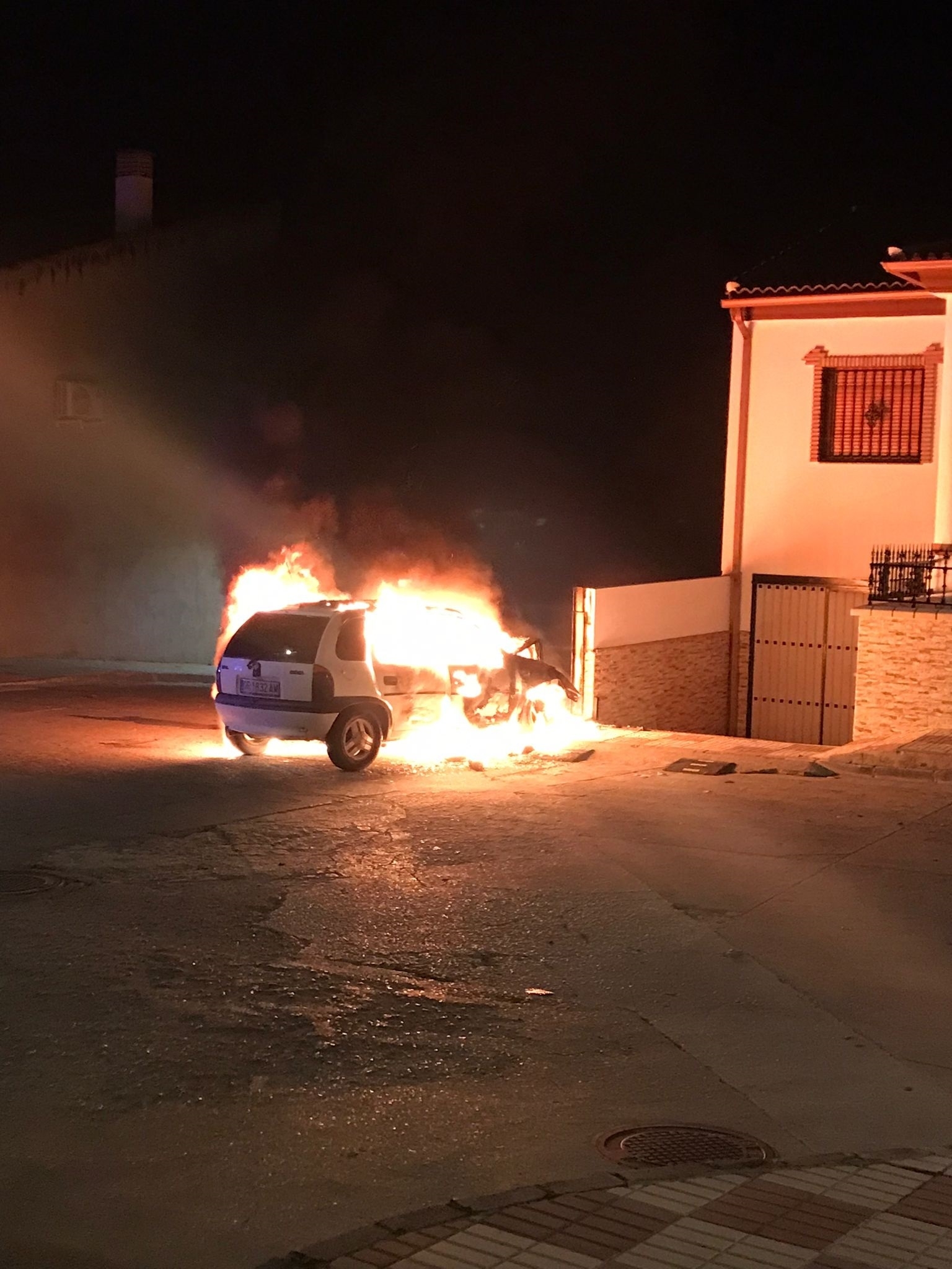 Los agentes comprobaron que el conductor estaba aún dentro del coche, semiinconsciente, sangrando y echado sobre el asiento del acompañante.