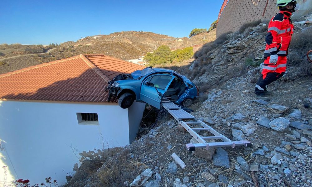 Un hombre cae con su vehículo sobre el tejado de una casa en Albuñol