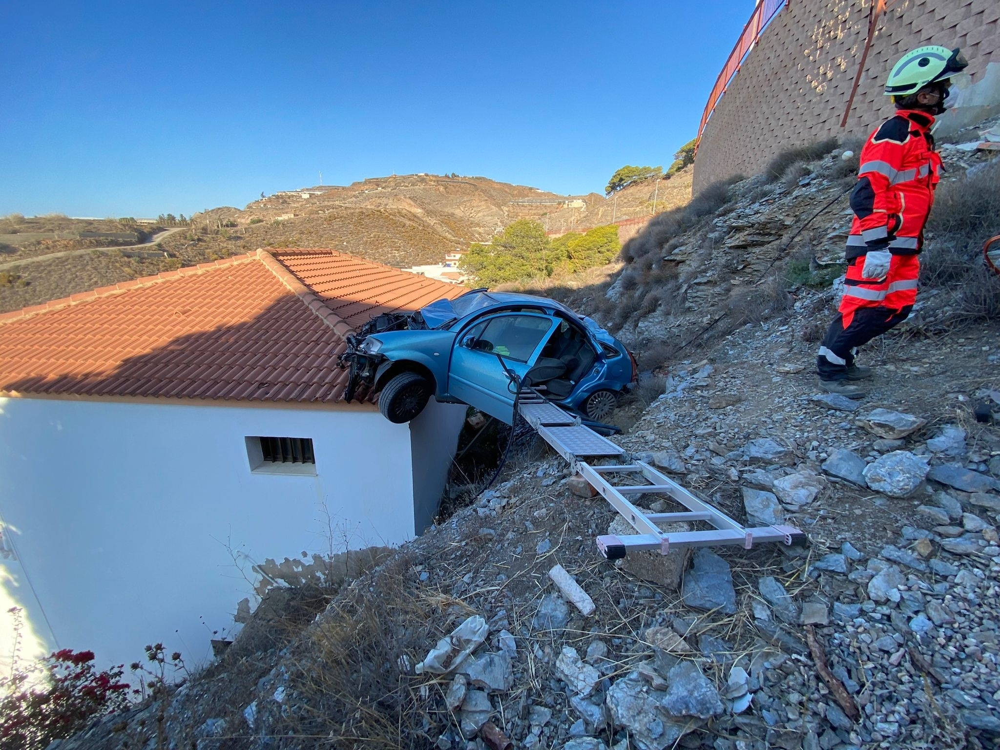 Un hombre cae con su vehículo sobre el tejado de una casa en Albuñol