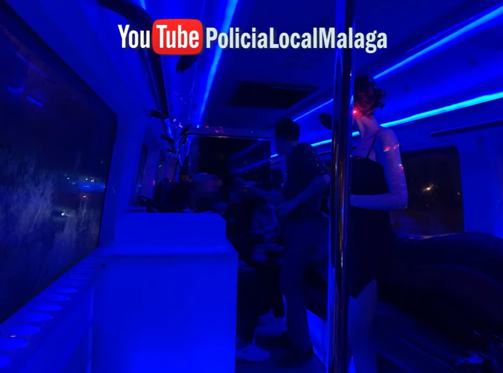 Intervienen en Málaga un disco-bus con jóvenes bailando y bebiendo de pie incumpliendo medidas de seguridad