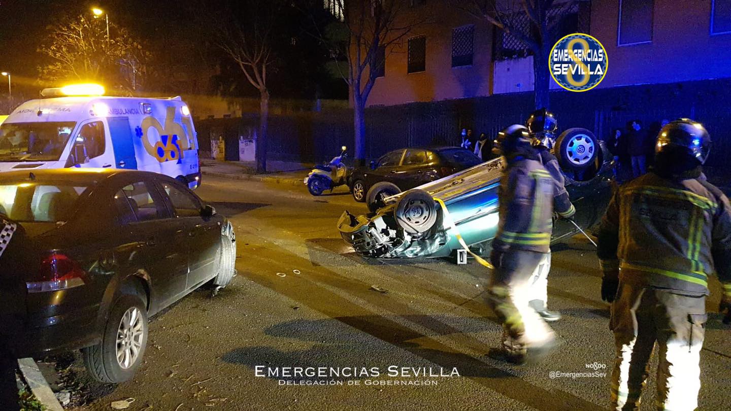 Una mujer herida en Sevilla tras volcar el vehículo que conducía