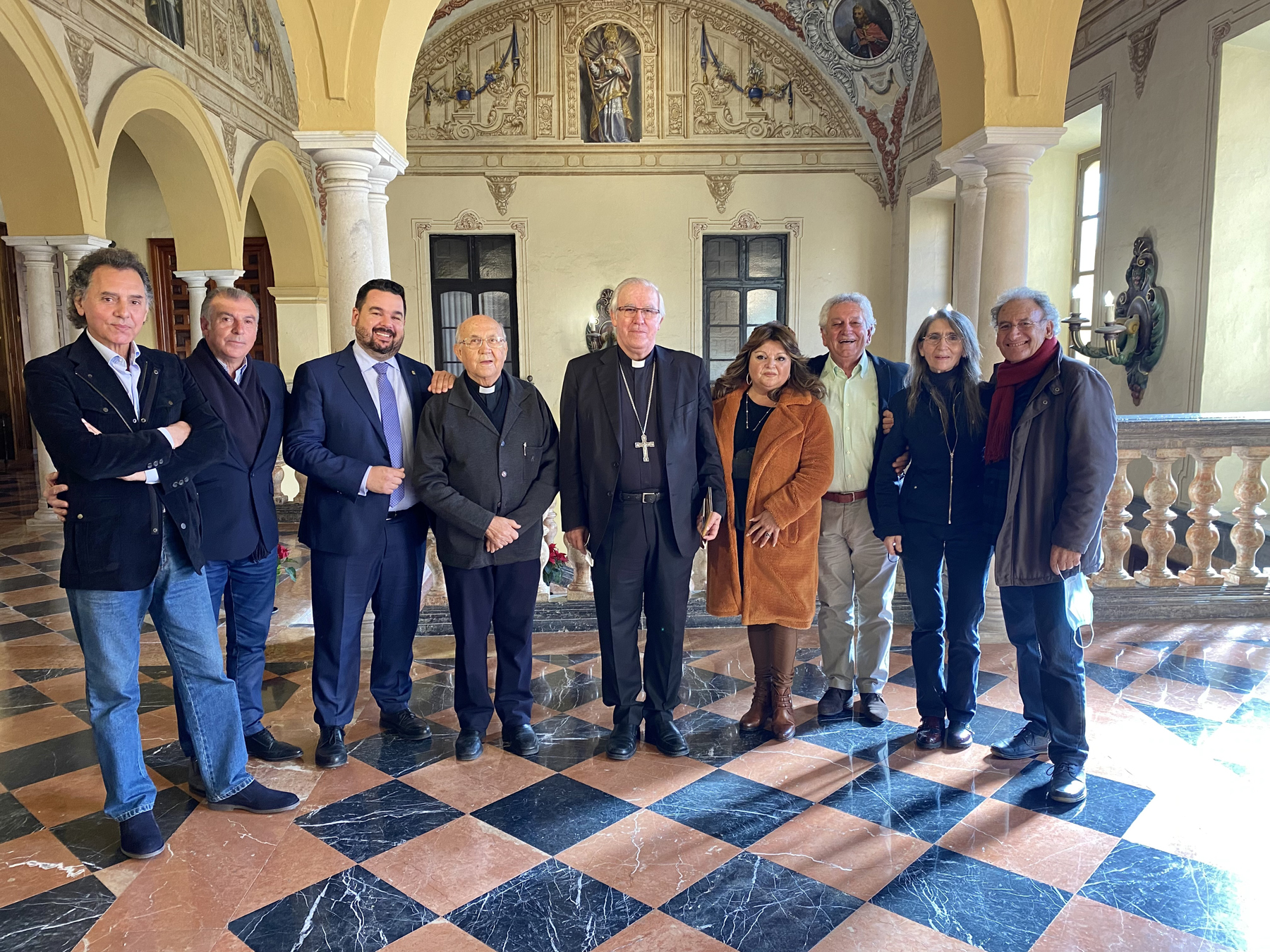 El Arzobispo bendice las bodas de oro de Amigos de Gines