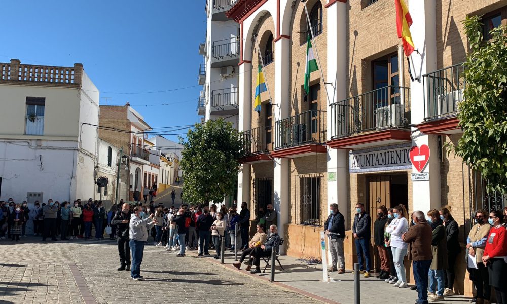 Aznalcóllar se vuelca con la familia de la pareja fallecida en accidente de tráfico