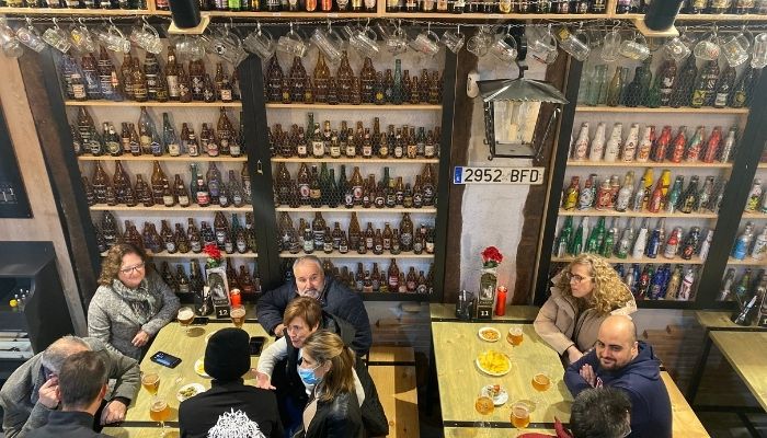 La Catedral de la Cerveza en Pedrera reabre con más de 2.000 nuevas botellas de todo el mundo