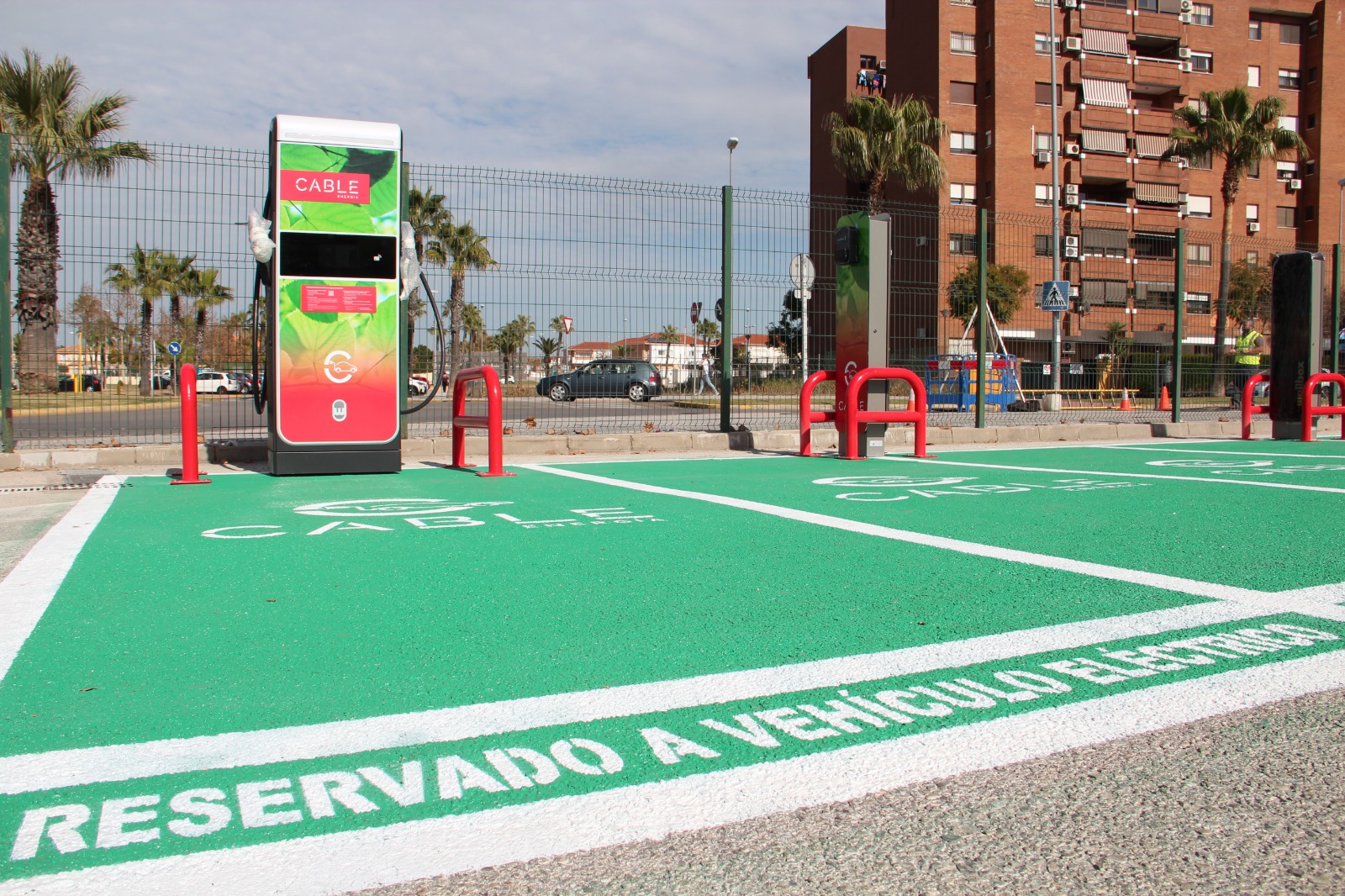 Instalan un cargador de vehículos eléctricos en el aparcamiento del metro de Condequinto