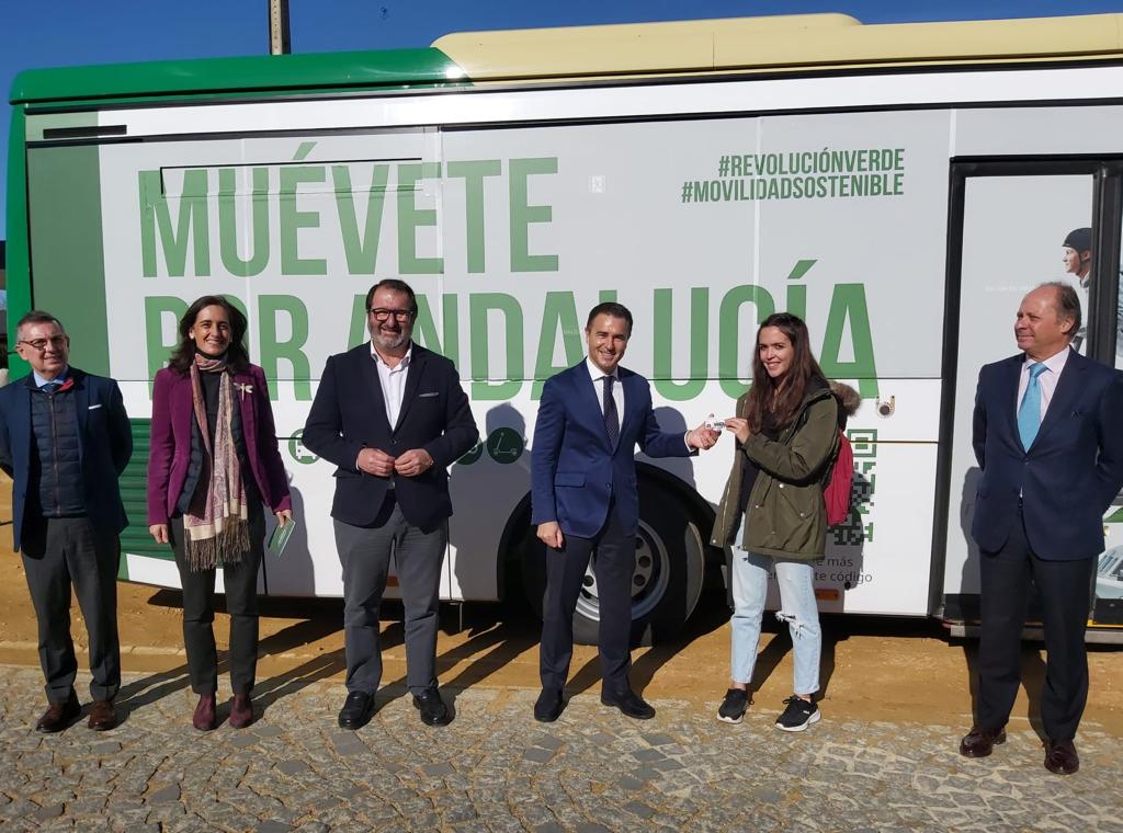 Unos 30.000 jóvenes han solicitado la tarjeta joven de transporte en la provincia de Sevilla