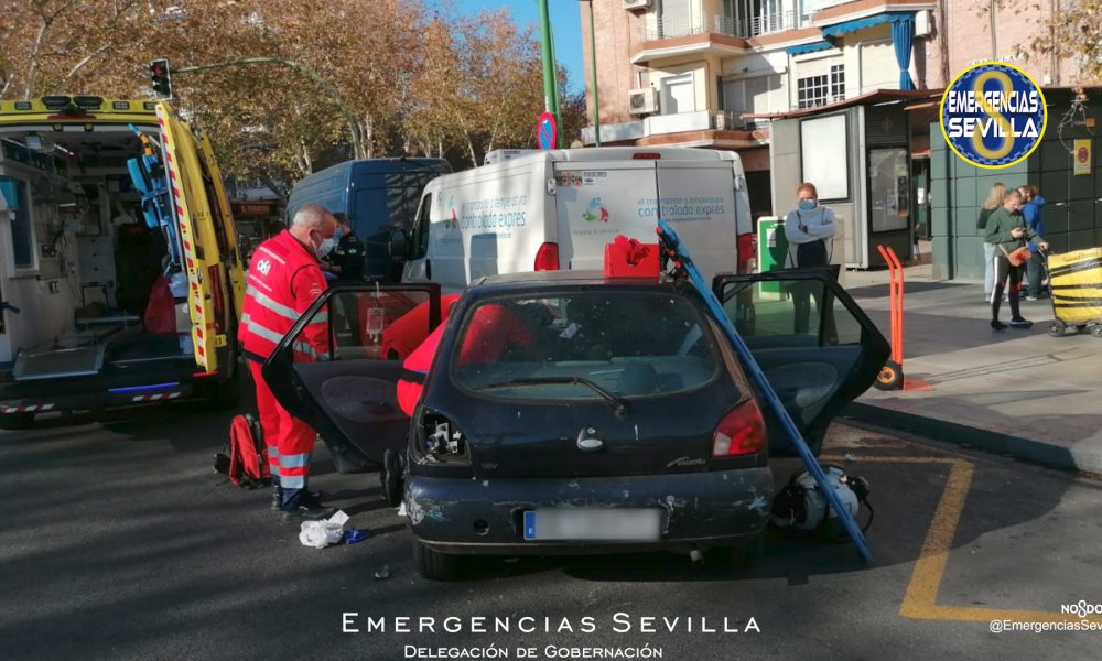 Pierde el control de su vehículo y choca contra dos furgonetas aparcadas