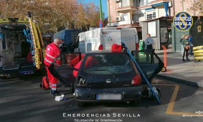 Pierde el control de su vehículo y choca contra dos furgonetas aparcadas