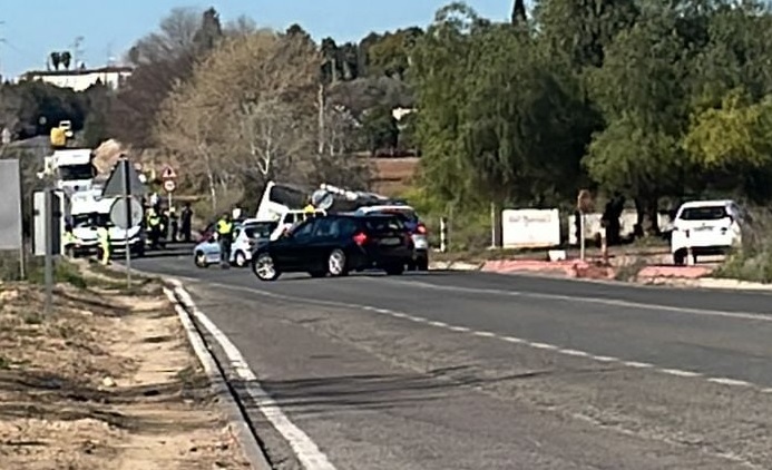 Un muerto en un accidente entre un coche y un autobús en Sanlúcar la Mayor