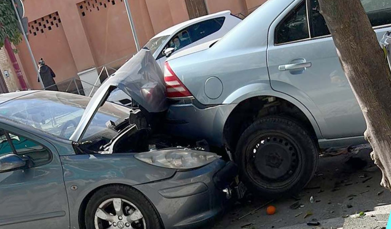 Un conductor arrolla 8 vehículos estacionados al perder el control del suyo