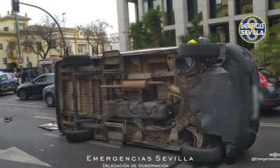 Un accidente entre una ambulancia y un coche en Sevilla deja dos heridos leves