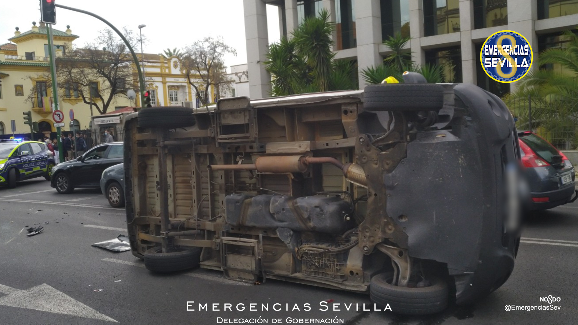 Un accidente entre una ambulancia y un coche en Sevilla deja dos heridos leves