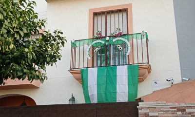 Valencina decora fachadas, balcones y ventanas con motivo del Día de Andalucía