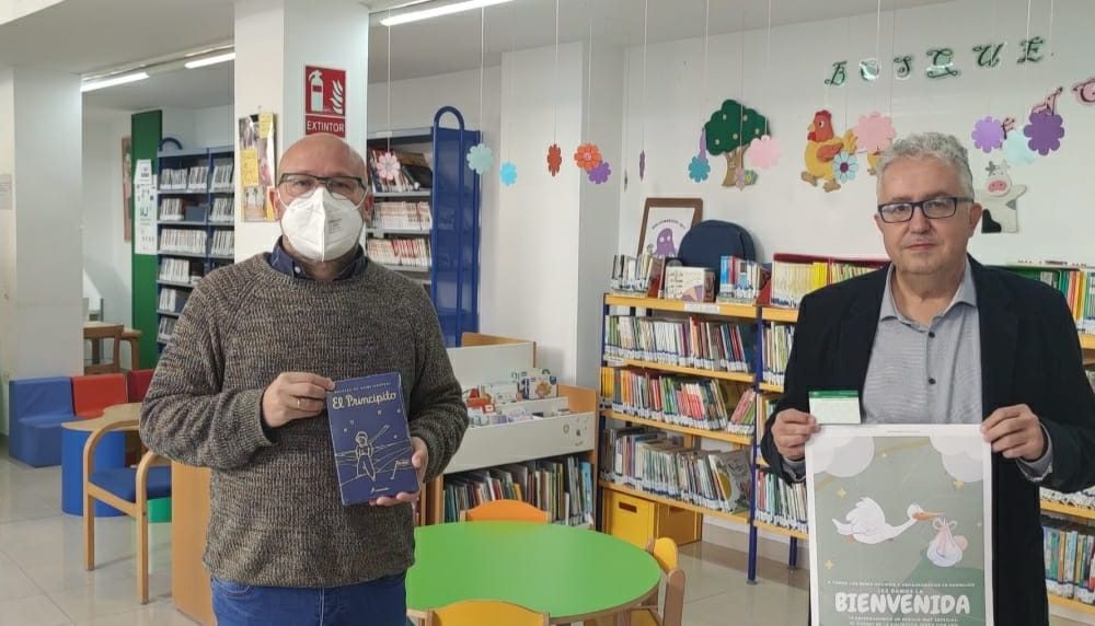 Los bebés de Bormujos nacen con un carné de la biblioteca bajo el brazo