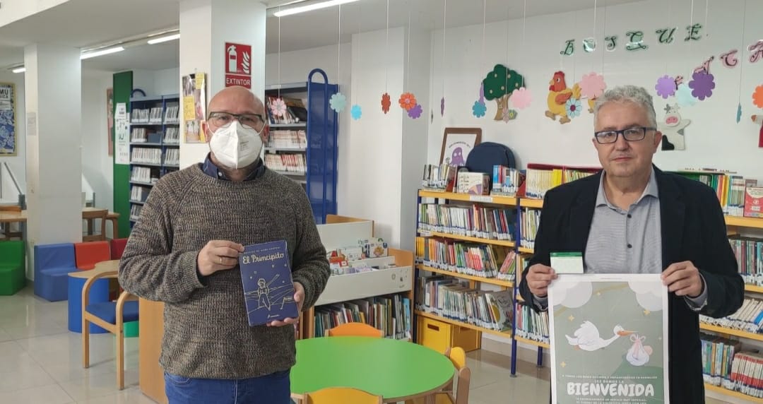 Los bebés de Bormujos nacen con un carné de la biblioteca bajo el brazo