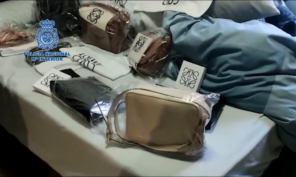 Desmantelan una fábrica clandestina de bolsos falsificados de marcas de lujo