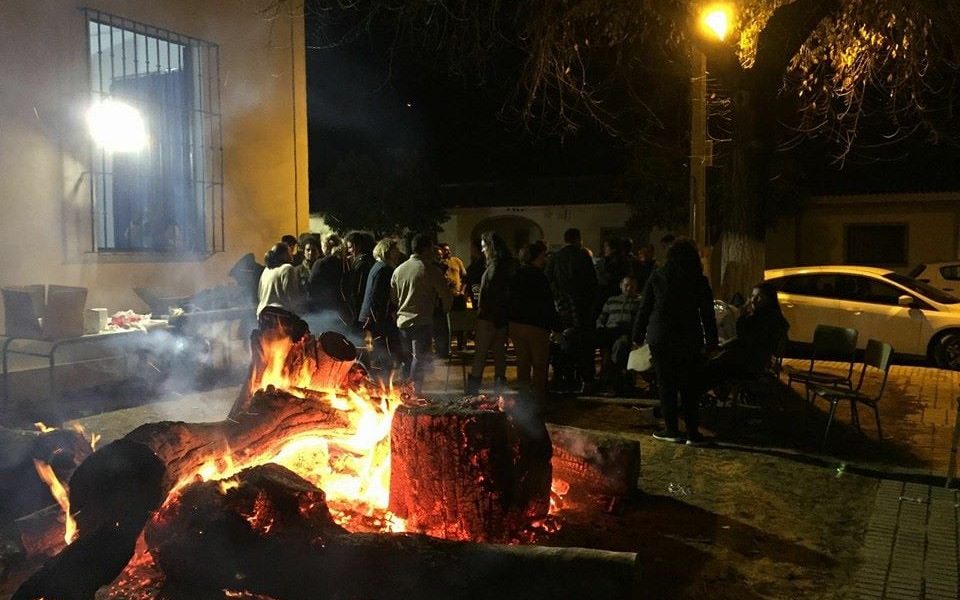 Vuelve la fiesta de las "candelas" a Lora del Río después de dos años de pandemia