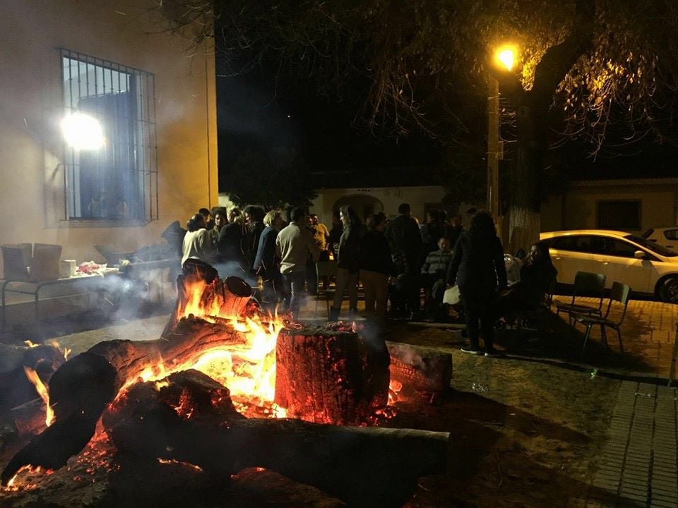 Vuelve la fiesta de las "candelas" a Lora del Río después de dos años de pandemia