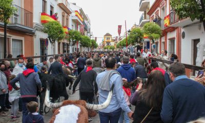 Multitud de niños y niñas se divierten en el "encierro" infantil de La Puebla del Río