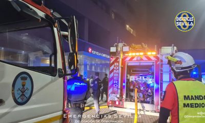 Ocho personas afectadas por inhalación de humos en el incendio de un hotel en la Isla de la Cartuja