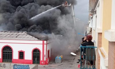Varias naves y locales afectados en un incendio en el muelle de Isla Cristina