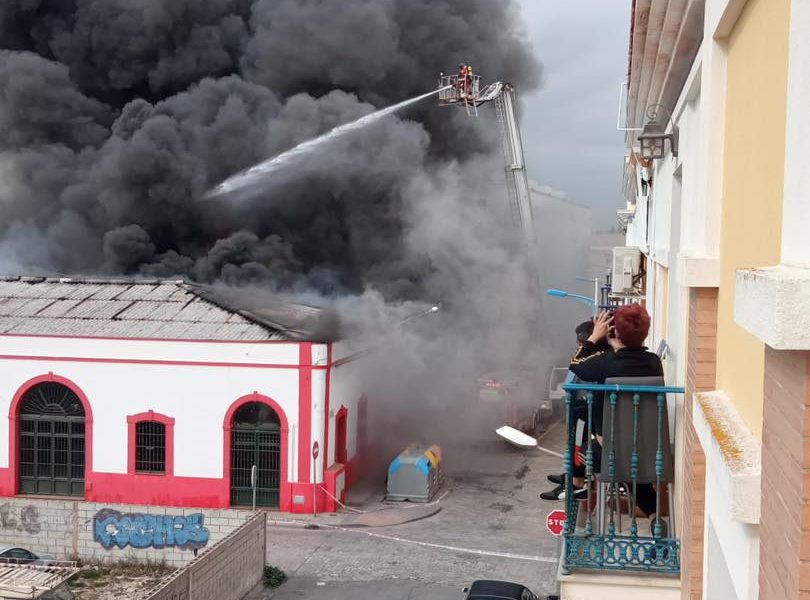 Varias naves y locales afectados en un incendio en el muelle de Isla Cristina