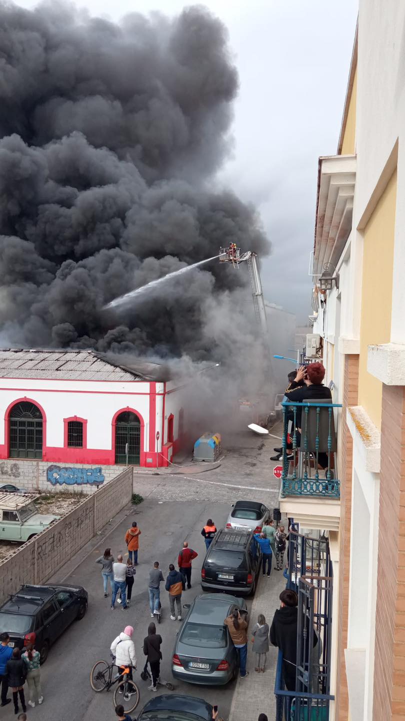 Varias naves y locales afectados en un incendio en el muelle de Isla Cristina
