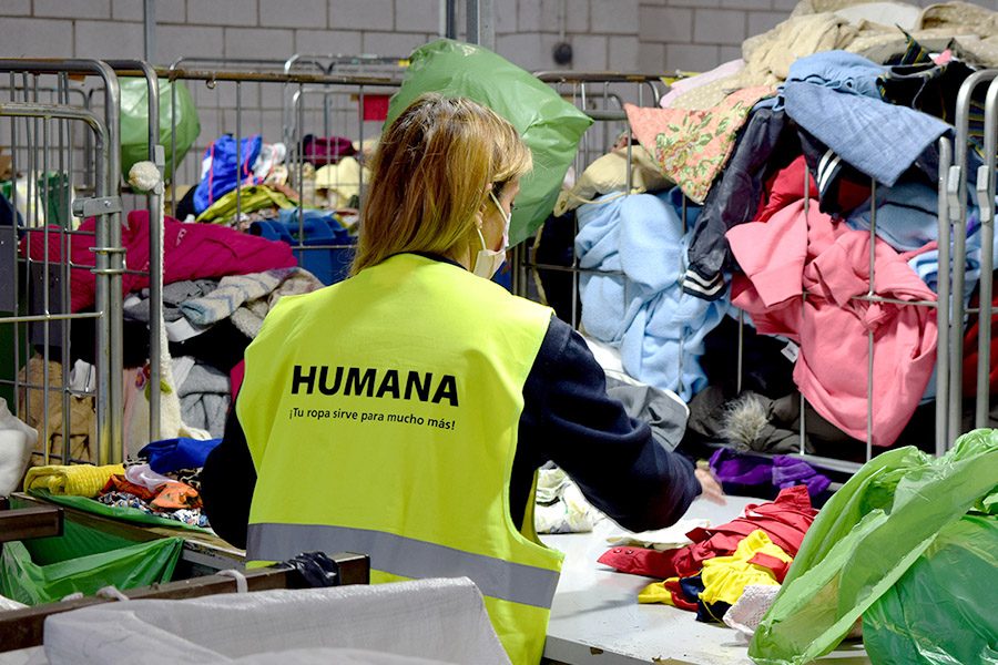 Los vecinos de Écija dan una segunda vida a 84 toneladas de ropa