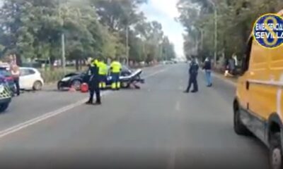 Una mujer herida y tres personas lesionadas en un accidente en Sevilla