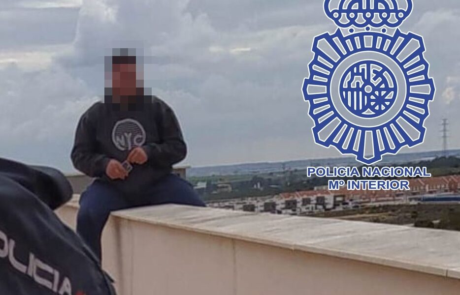 Le salvan la vida tras querer arrojarse al vacío desde un noveno piso en Dos Hermanas