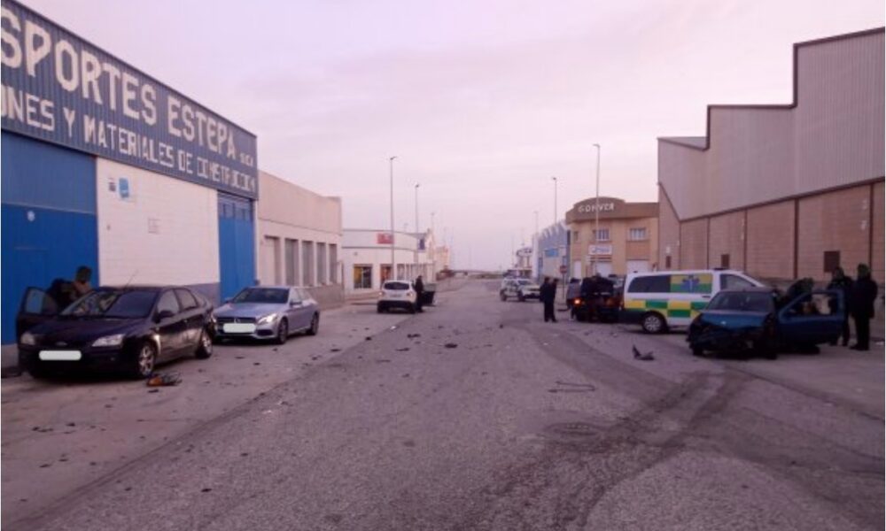 Se da a la fuga en Estepa tras atropellar a una joven y dañar varios coches