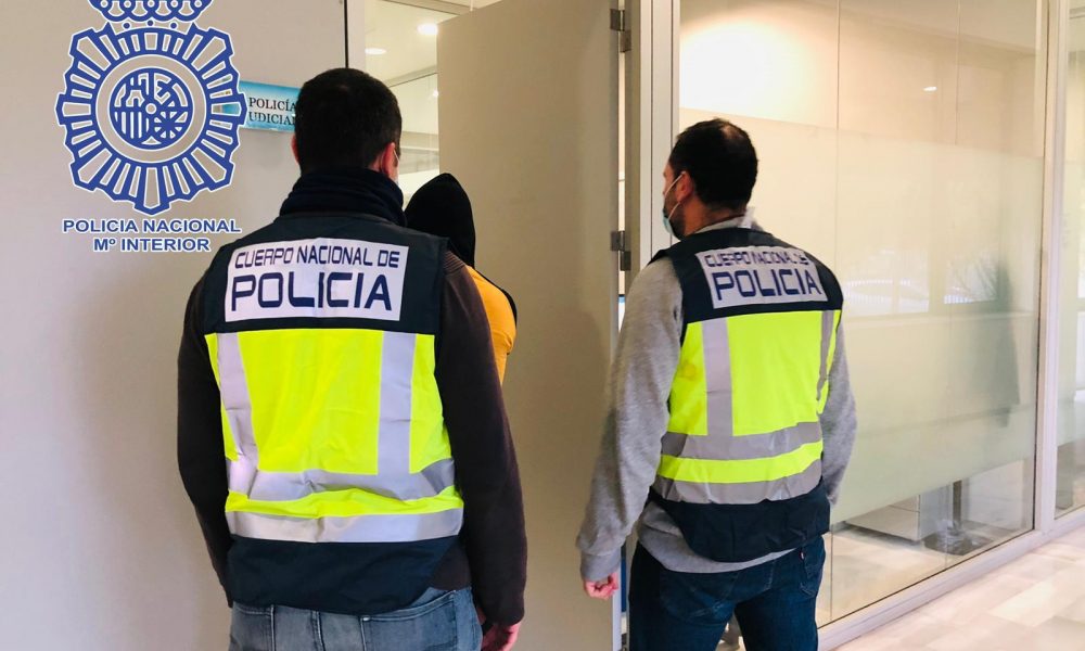 policia detenido
