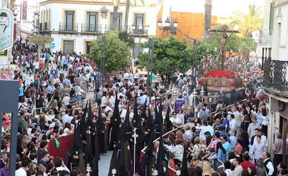 Alcalá inicia el reparto de sillas para la carrera oficial de Semana Santa