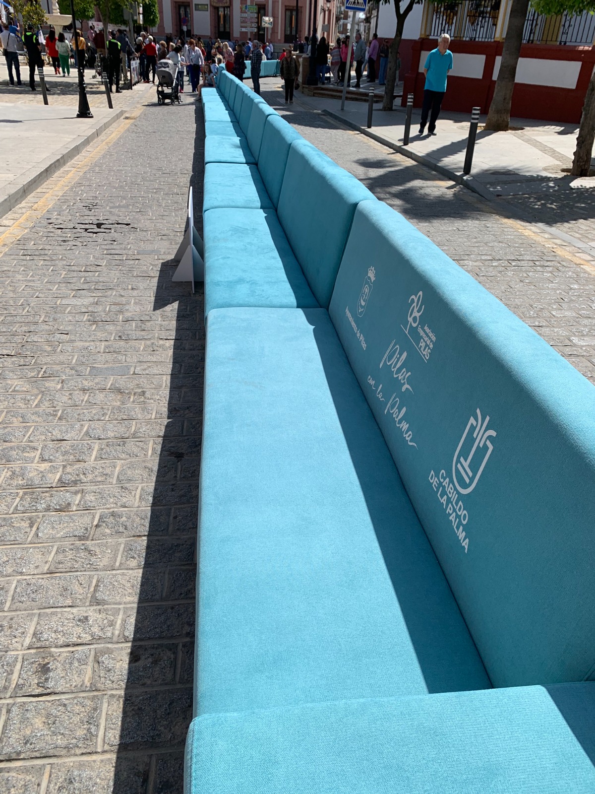 Dentro Acuerdo relajado Pilas implanta un récord solidario por La Palma con un sofá de 500 metros  de largo